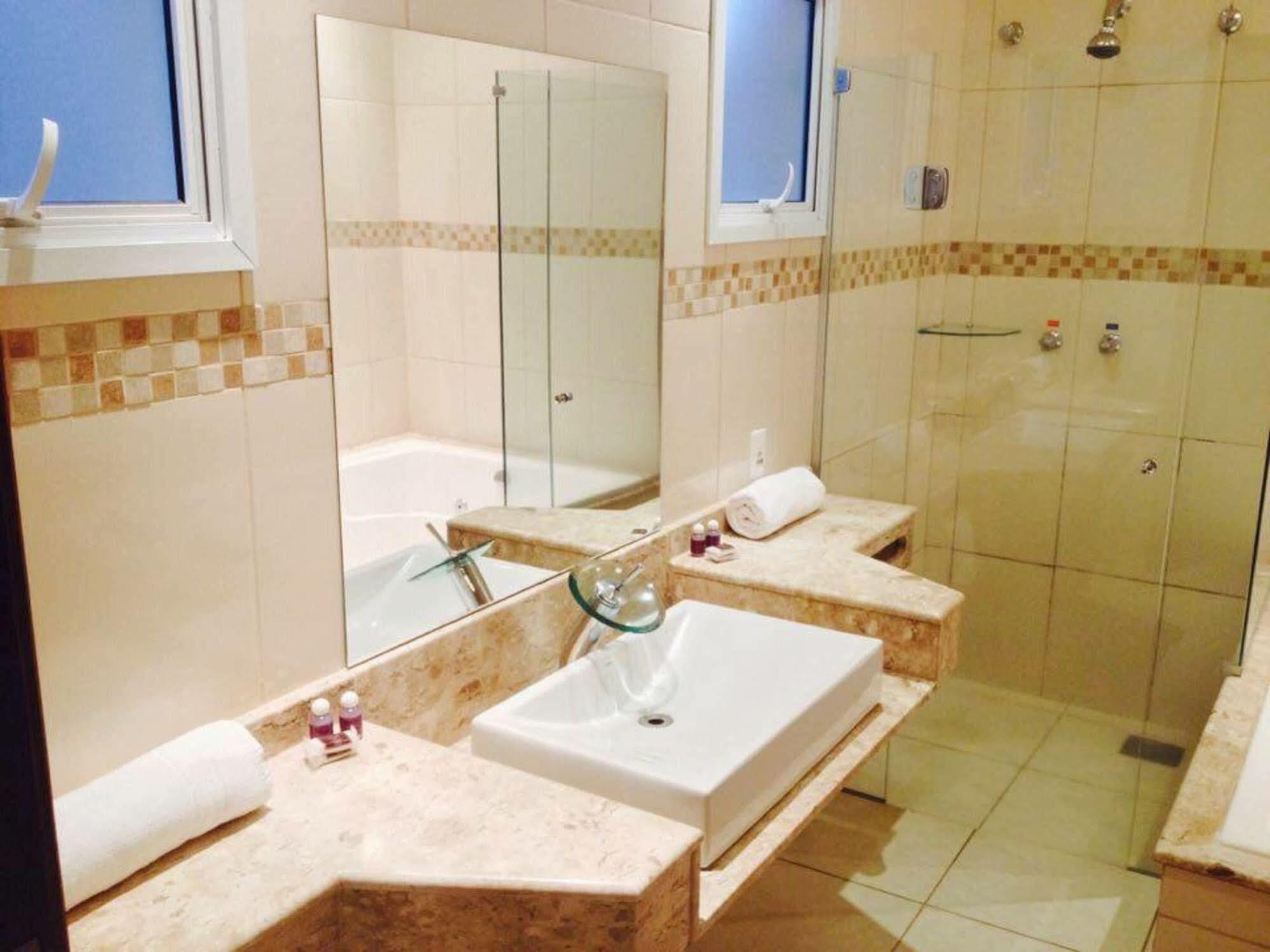 Habitat Hotel 皮拉苏农加 外观 照片